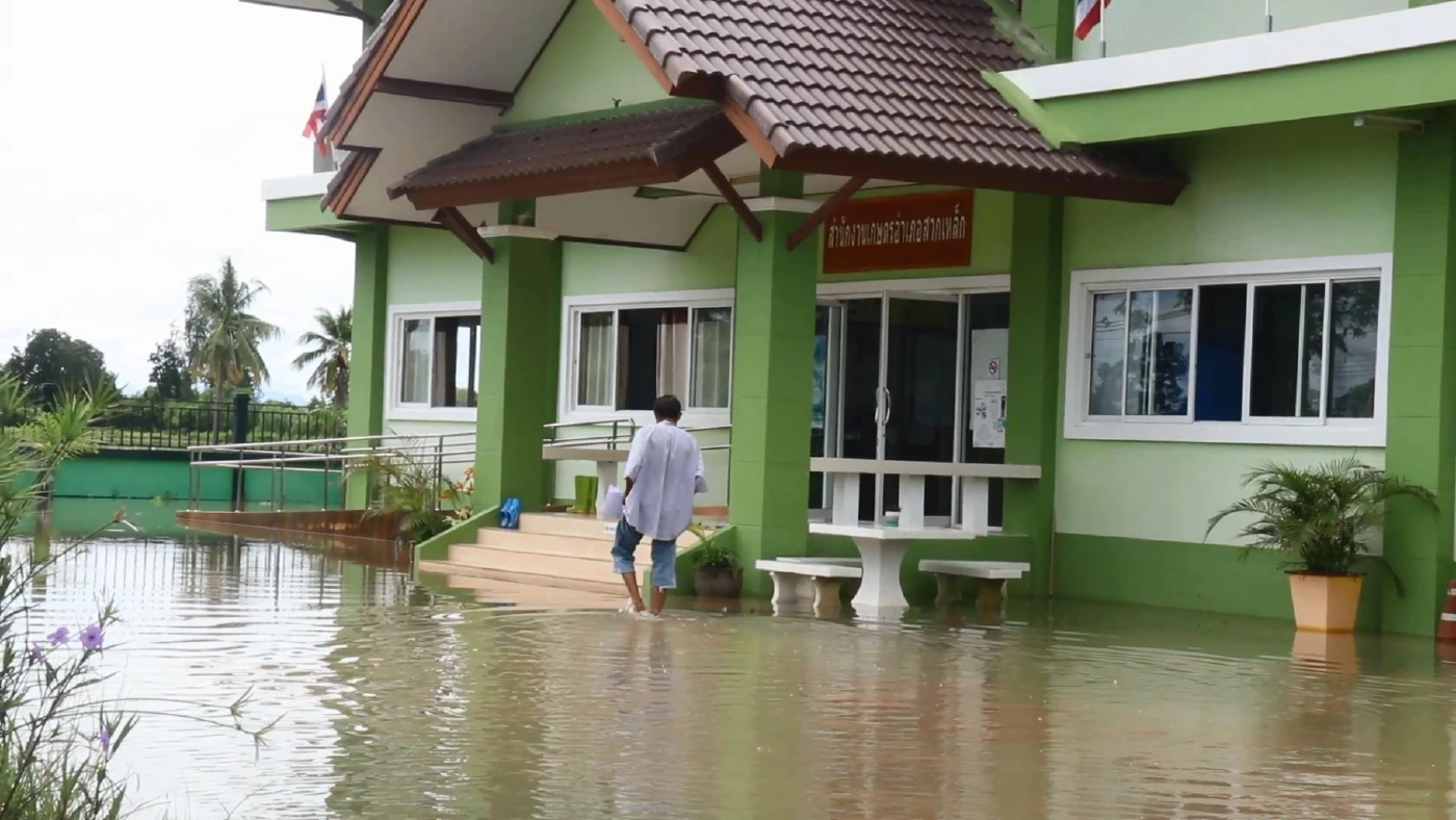 ชาวบ้านสากเหล็กอ่วม น้ำเทือกเขาเนินมะปรางไหลท่วมบ้านต้องเร่งเก็บของหนี