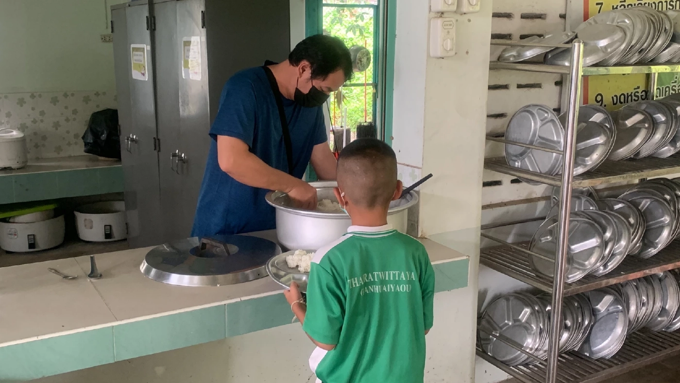 ผอ.โรงเรียนตาก หลั่งน้ำตาขอโทษ หลังเจอหนอนโผล่ในอาหารกลางวันนักเรียน