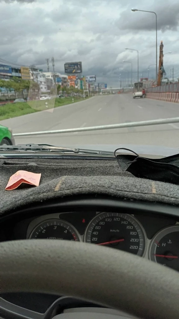 แฉซ้ำอีก ! เสาไฟล้มกลาง ถ.พระราม 2 จุดเดียวกับคลิปดังเกือบ 20 ปี