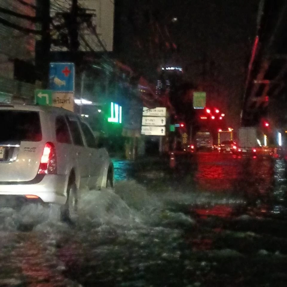 กทม. โพสต์เตือน ปชช. เฝ้าระวังสถานการณ์น้ำ หลังมีฝนตกต่อเนื่องในพื้นที่