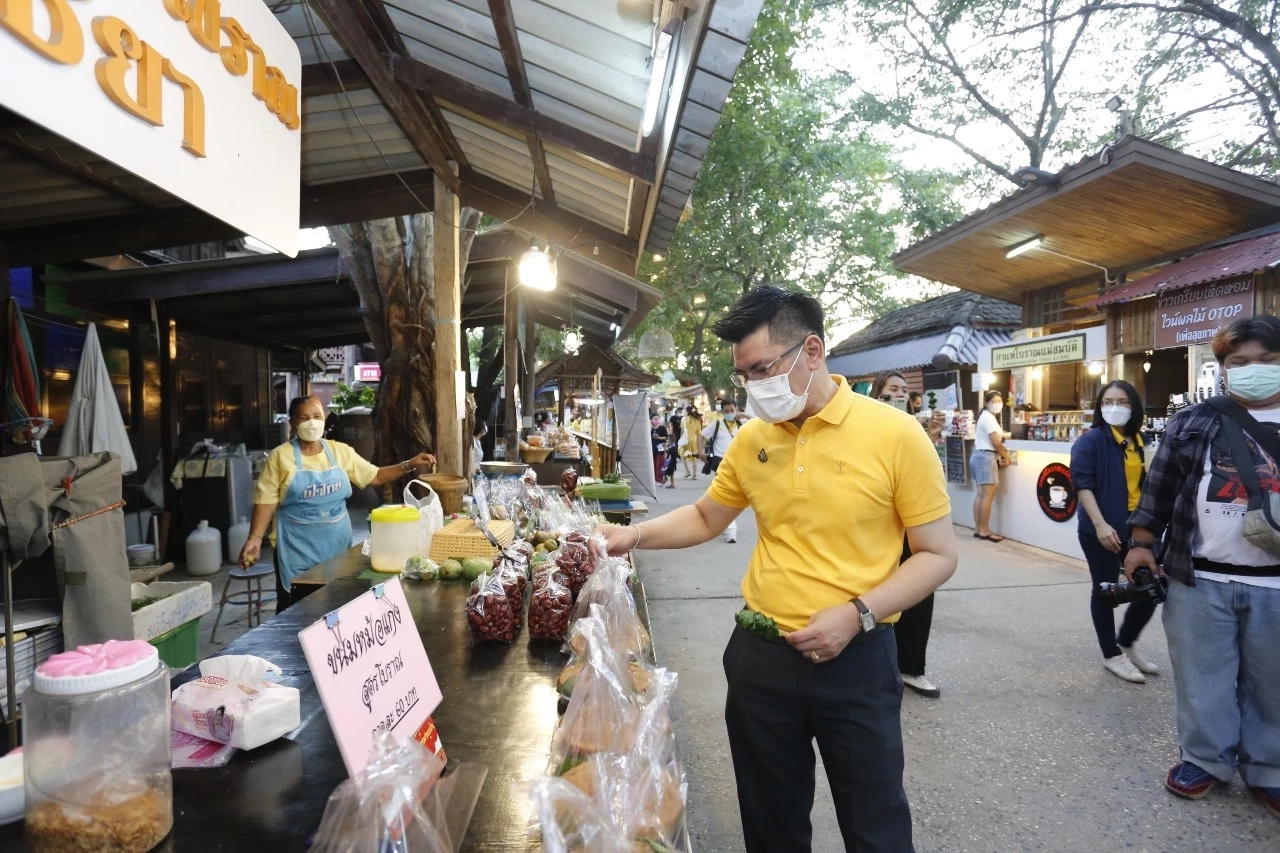 อธิบดีค้าภายในพาชม"ตลาดต้องชม กรมการค้าภายใน น้อมรวมใจเทิดไท้องค์ราชัน” 