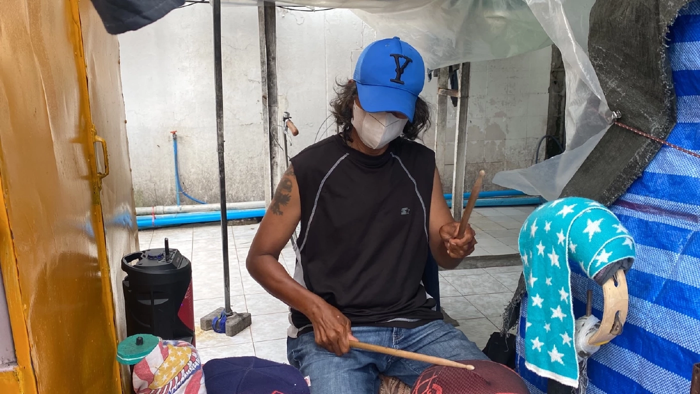 ลุงวัย 61 ปี สู้ชีวิตตีกลองขายเสื้อผ้ามือ2 สร้างจุดเด่นหารายได้เลี้ยงชีพ