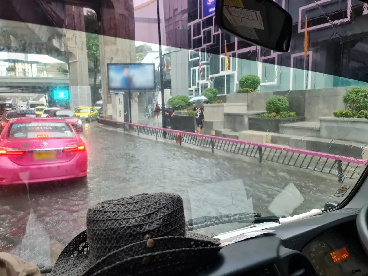 ฝนถล่มกรุง !! หนักสุดอยู่ที่เขตพญาไท มีน้ำรอการระบายหลายพื้นที่ การจราจรเคลื่อนตัวได้ช้า