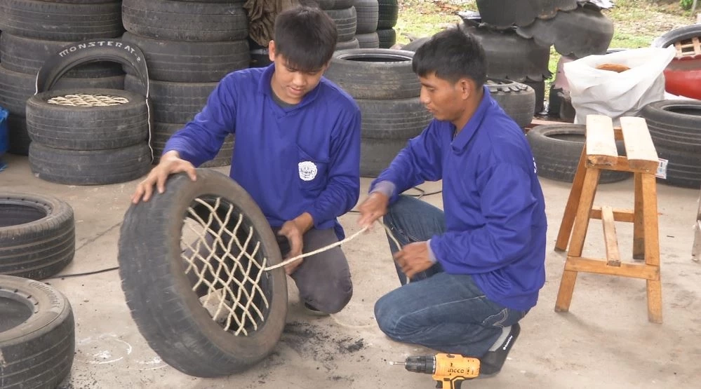 ทน.เชียงใหม่ไอเดียเก๋ดัดแปลงยางรถยนต์ทำโต๊ะ-เก้าอี้แจกโรงเรียน