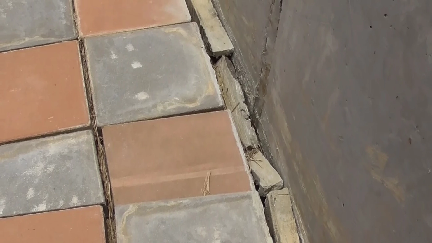 เขื่อนป้องกันน้ำท่วม จ.อ่างทอง พบสอดไส้ไม้อัด หวั่นกันน้ำไม่ได้