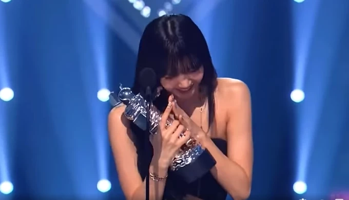 ชื่นชมความสำเร็จ "ลิซ่า BLACKPINK" พร้อมโชว์ความเป็นไทย บนเวที MTV (มีคลิป)