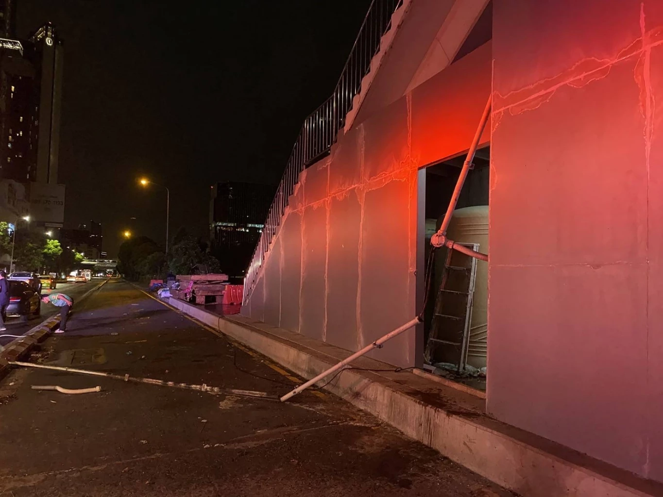 ความโชคร้ายบนถนนซ้ำซาก ท่อเหล็กร้อยสายไฟใต้สะพานลอย ร่วงใส่รถยนต์