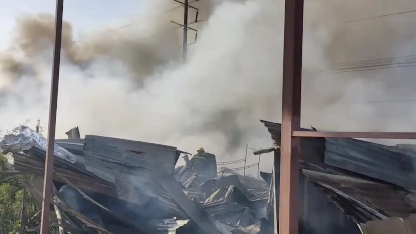 ไฟไหม้ร้านขายของริมถนนบางนาตราด กม.36 คาดไฟฟ้าลัดวงจร