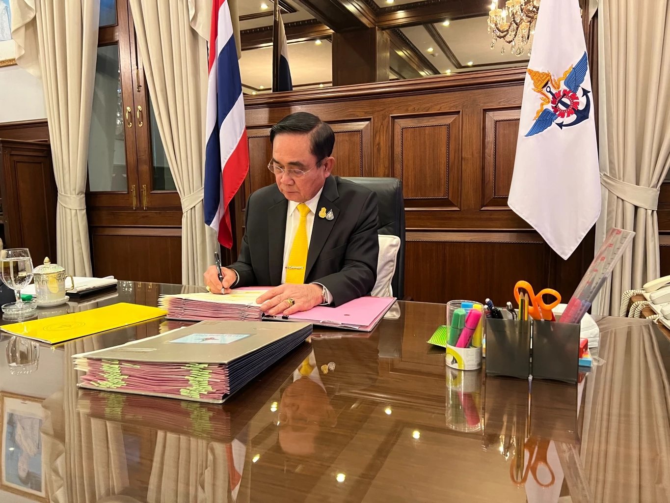 กลาโหมเปิดภาพแรก "บิ๊กตู่" เข้าทำงานนั่งหารือส่วนตัว "บิ๊กช้าง-บิ๊กหน่อย"