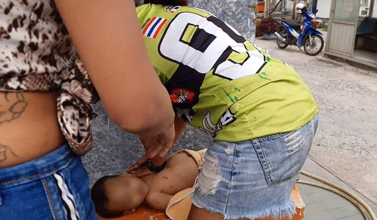 สุดยื้อ!! เด็กวัย 1 ขวบ ถูกพี่เลี้ยงโหดทำร้าย แพทย์เผยให้ญาติทำใจ