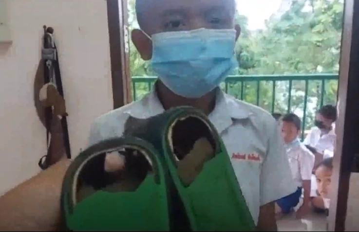 ชาวเน็ตชื่นชมครูซื้อรองเท้าใหม่ให้นักเรียน หลังพบใส่จนขาดเป็นรู (มีคลิป)