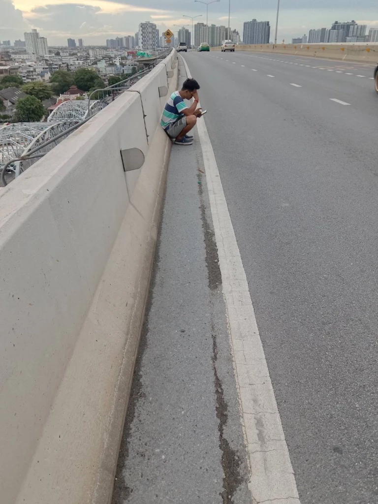 หนุ่มเครียดคิดสั้นพยายามกระโดดสะพานพระราม 3 เคราะห์ดีมีคนช่วยไว้ทัน