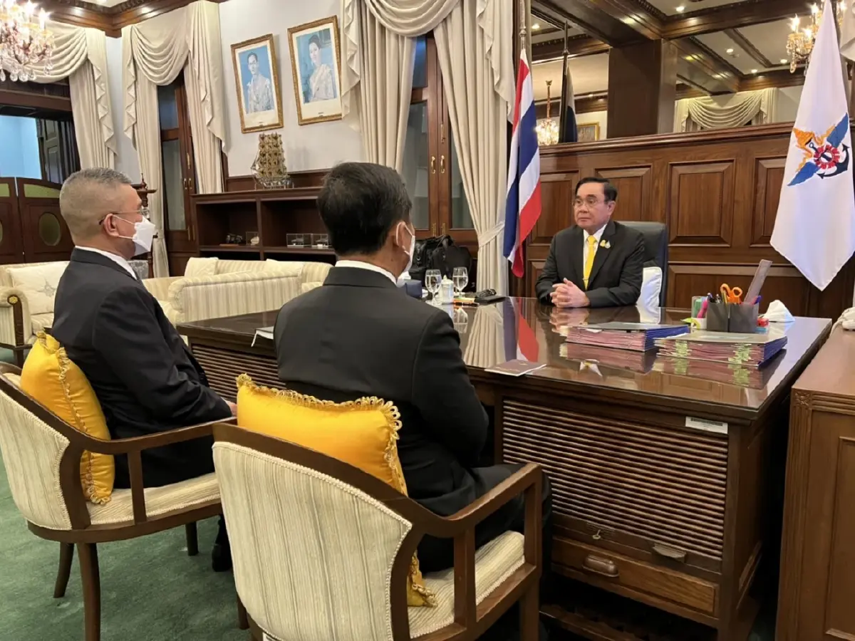 ภาพแรกของ พล.อ.ประยุทธ์ จันทร์โอชา  ระหว่างปฏิบัติงานที่กระทรวงกลาโหม หลังศาลมีคำสั่งให้หยุดปฏิบัติหน้าที่