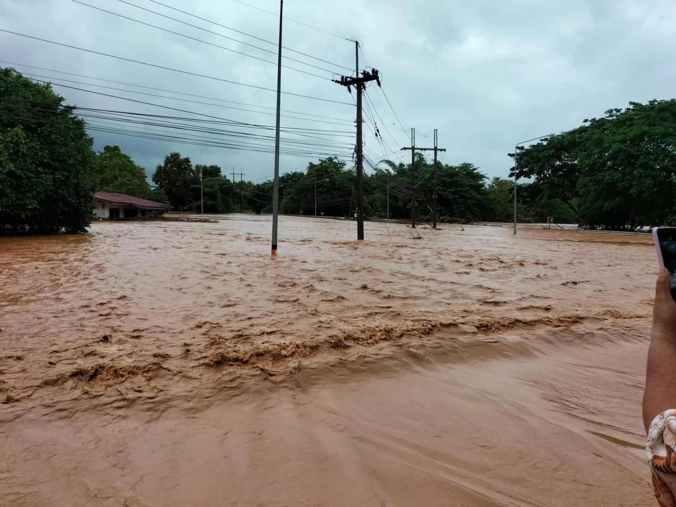 อ่วม ! น้ำทะลักท่วมเพชรบูรณ์ หล่มเก่าจมบาดาล สูง 1.6 เมตร  เร่งอพยพประชาชน