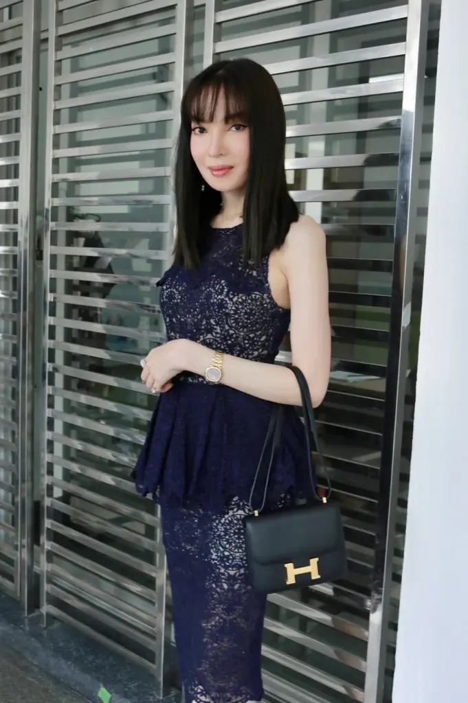 “เอมมี่ รัชฎา” พร้อมผู้เสียหายแจ้งความ โดนหลอกลงทุนเทรดหุ้นสูญเงิน 400 ล้าน