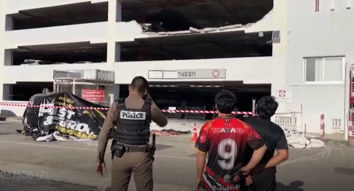 ระทึก ! เก๋งพุ่งทะลุ ชั้น 3 ลานจอดรถ "ห้างดังย่านบางบัวทอง" คนขับเจ็บ (มีคลิป)