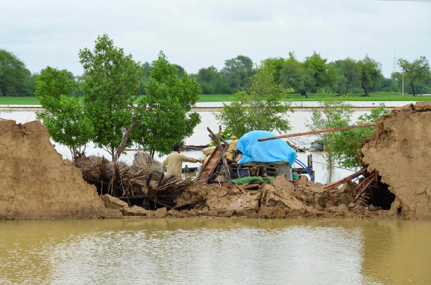 ปากีสถานน้ำท่วมหนัก บ้านเรือนพังเรียบ คร่าชีวิต 900 ราย