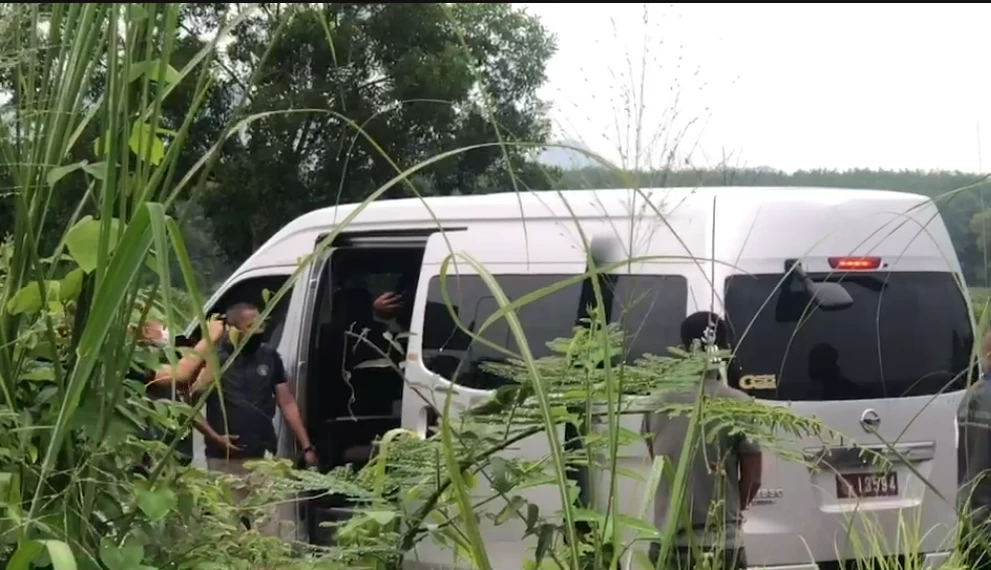 ตร. คุมตัวมือปืนยิง ทนายมานพ ทำแผนชนิดแปลกแหวกแนว ชี้จุดเกิดเหตุบนรถตู้