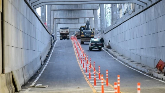 "อุโมงค์สี่แยกไฟฉาย"