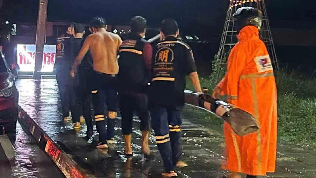 สุดเศร้ารับวันแม่! ม.ปลาย ซิ่งกระบะฝ่าสายฝนพลิกคว่ำดับ 1 เจ็บ 7