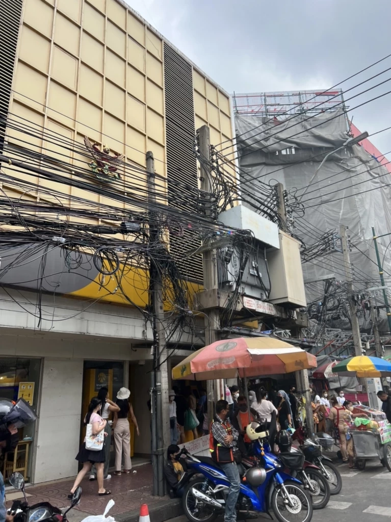 สภาพสายไฟฟ้าบริเวณย่านสยามสแควร์ 