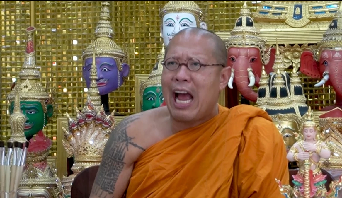 พระครูปลัดสิทธิวัฒน์ หรือ หลวงพี่น้ำฝน เจ้าอาวาสวัดไผ่ล้อม