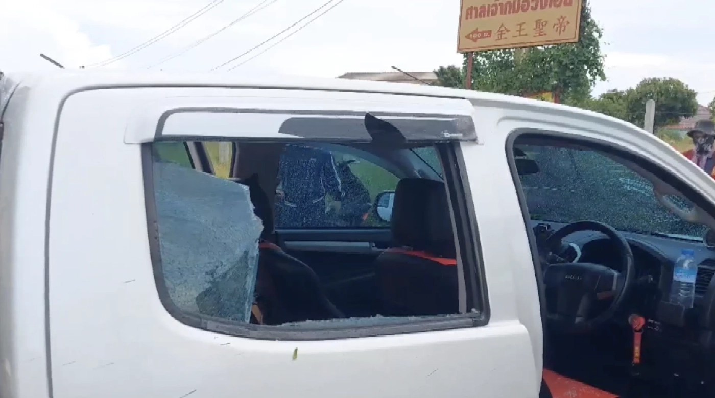 มือป่วนนับร้อย ดักปาหินขบวนคาร์ม็อบขับไล่ ประยุทธ์ ในชลบุรี พังยับหลายคัน