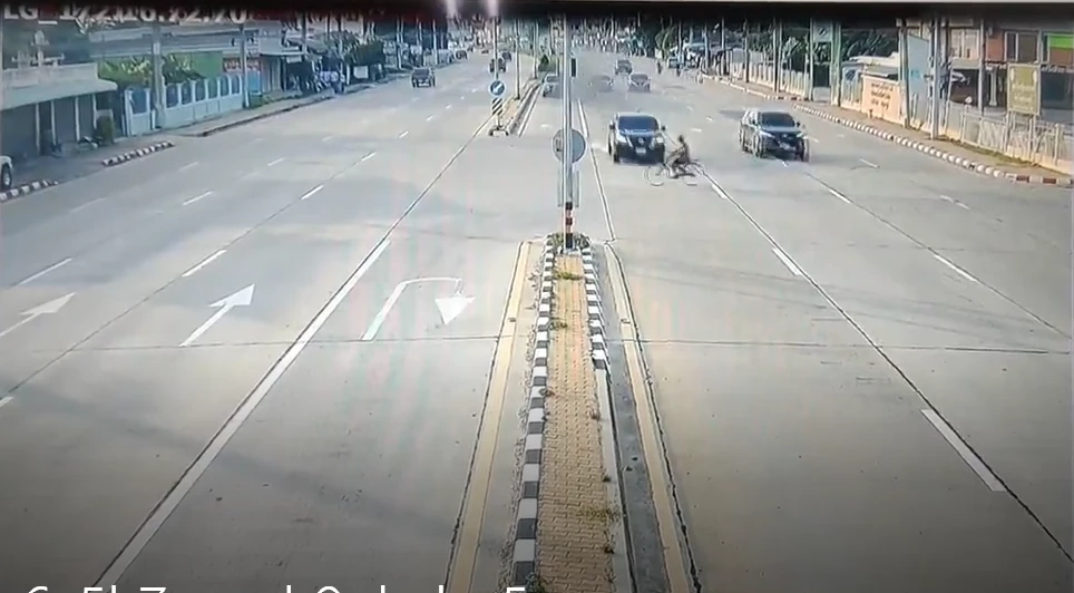 ล่าตัวกระบะซิ่งชนจักรยานตา 78 ปี ดับ ก่อนหนีไปชน จยย. เจ็บสาหัสอีก 3 (มีคลิป)