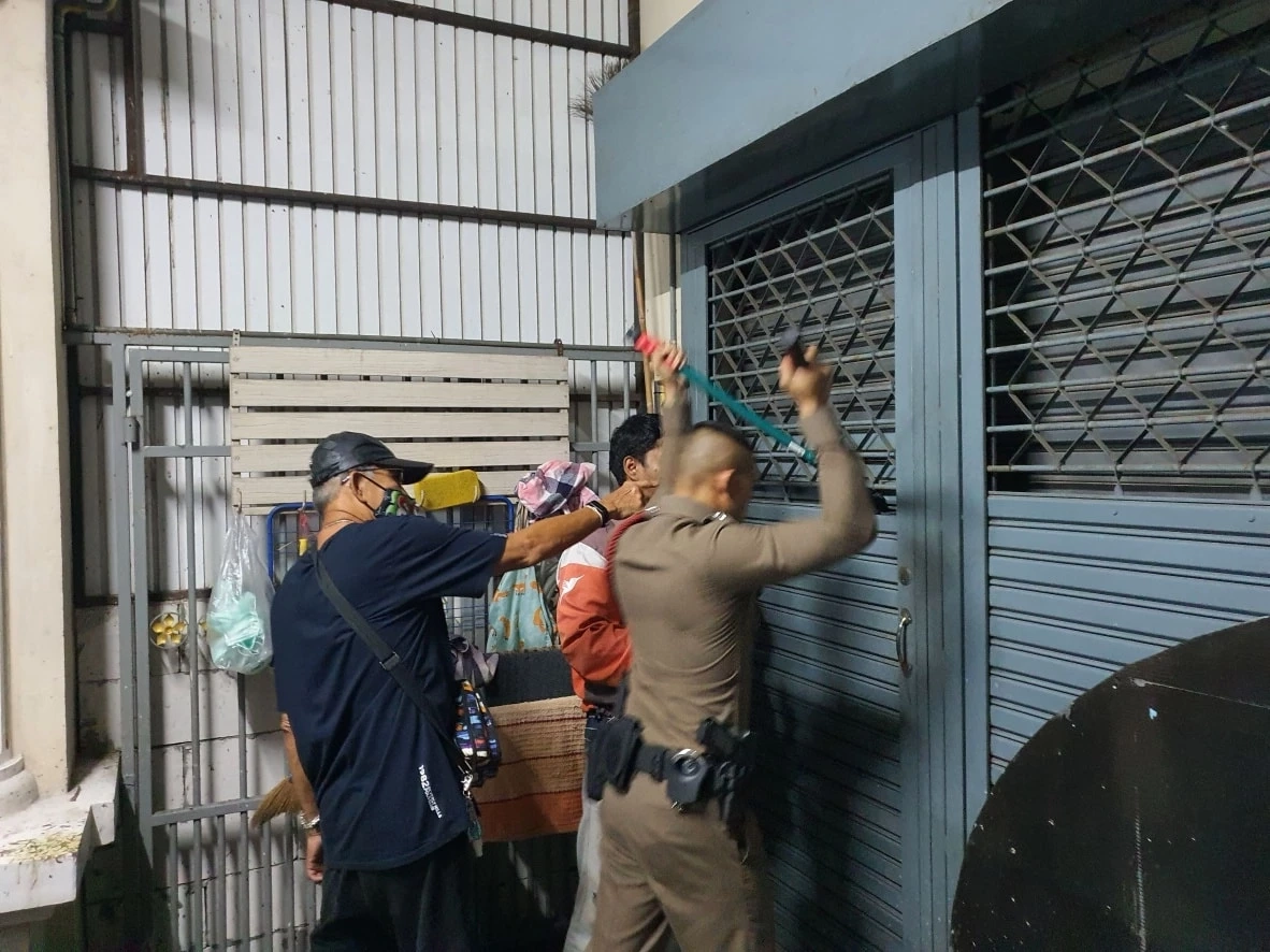 สาวติดในห้องน้ำ 3 วัน สิ้นหวังใช้ครีมเขียนผนังสั่งลา ตร.บุกช่วยทัน