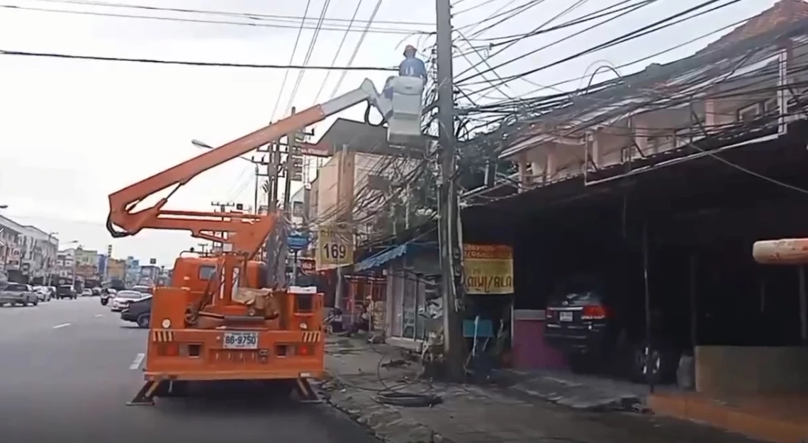 ซ้ำซาก ! ไฟไหม้สายสื่อสารลามหม้อแปลงระเบิดดังสนั่น “ศรีราชา” ไฟดับนับชม.