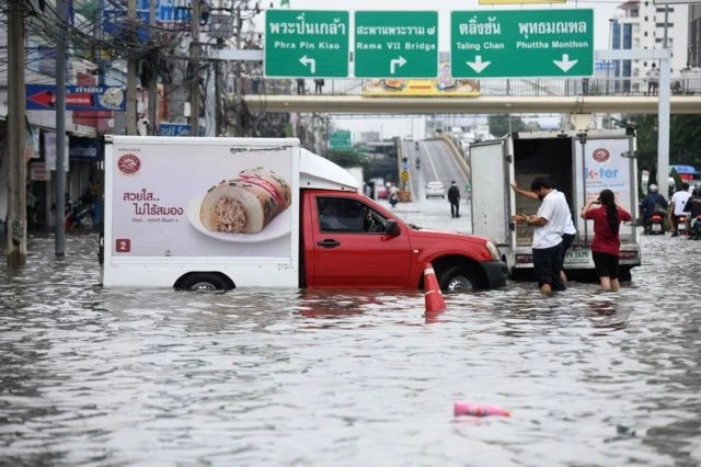 “บิ๊กป้อม” ต่อสายตรง “ชัชชาติ” ยินดีช่วย กทม. ขอกำลังทหารช่วยป้องกันน้ำท่วม