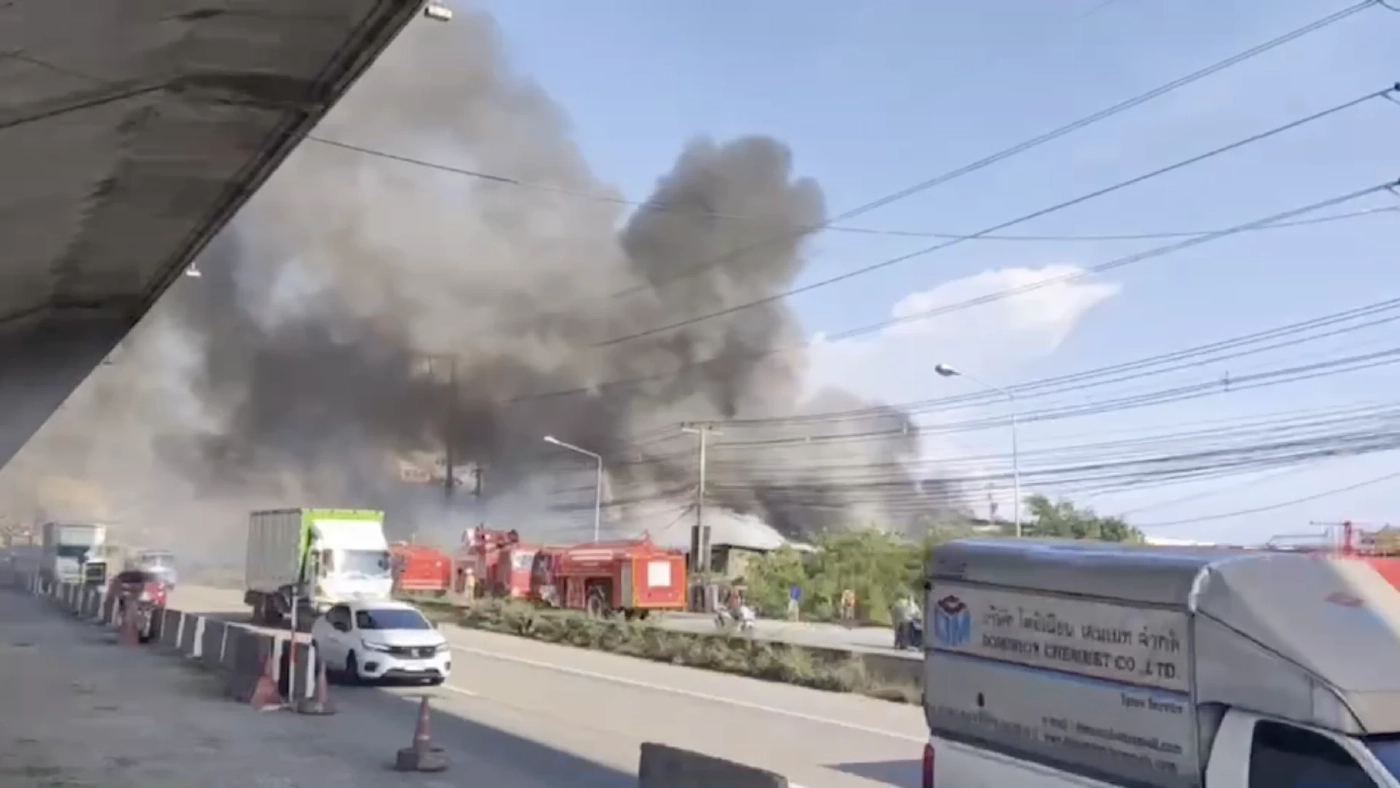 ไฟไหม้ร้านขายของริมถนนบางนาตราด กม.36 คาดไฟฟ้าลัดวงจร