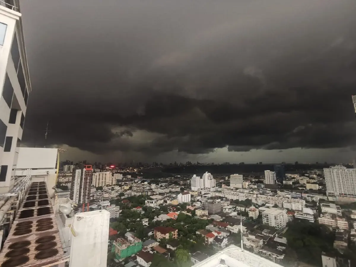 ขอขอบคุณ : Jo Mokajay  สวัสดีวันจันทร์ ญาติมาหาแต่เช้าเลย...😅🌦🌧⛈🌩  อ่อนนุช กทม. 29/8/2565