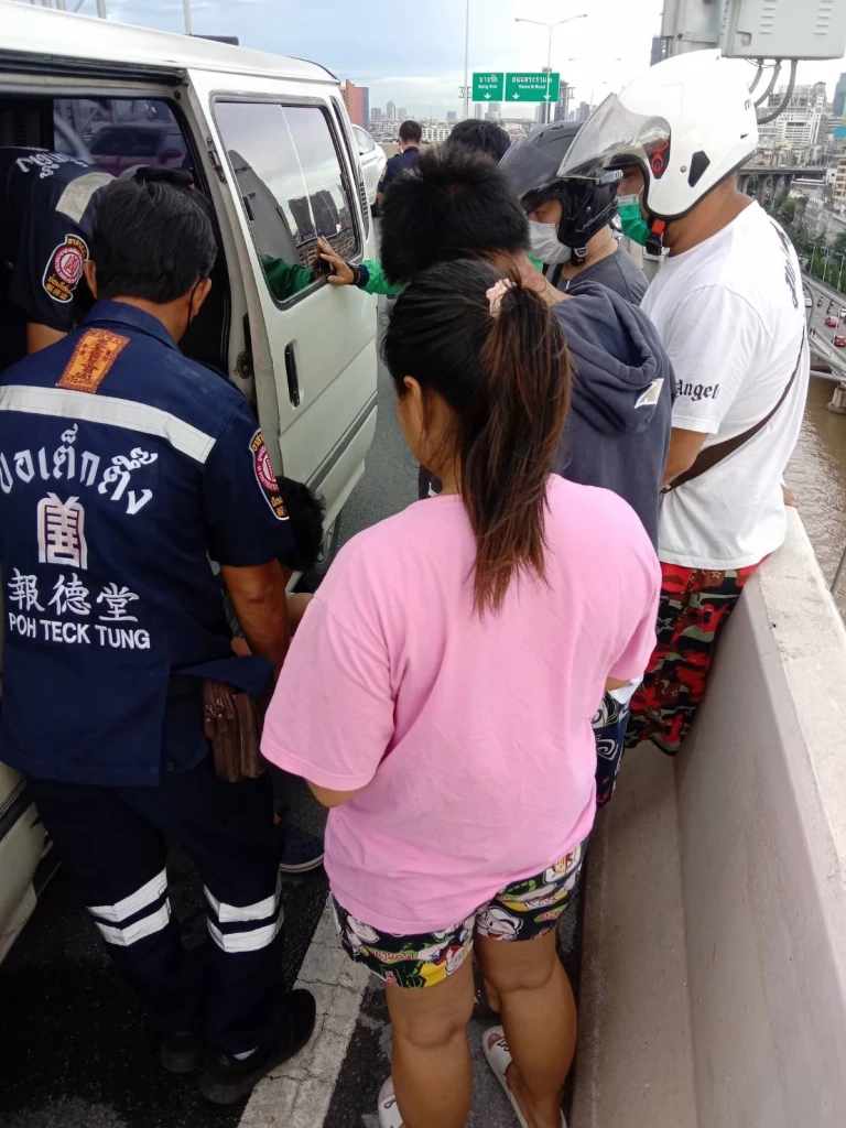 หนุ่มเครียดคิดสั้นพยายามกระโดดสะพานพระราม 3 เคราะห์ดีมีคนช่วยไว้ทัน