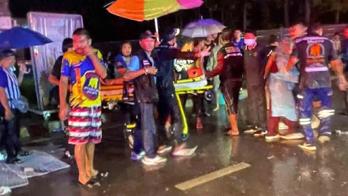 สุดเศร้ารับวันแม่! ม.ปลาย ซิ่งกระบะฝ่าสายฝนพลิกคว่ำดับ 1 เจ็บ 7