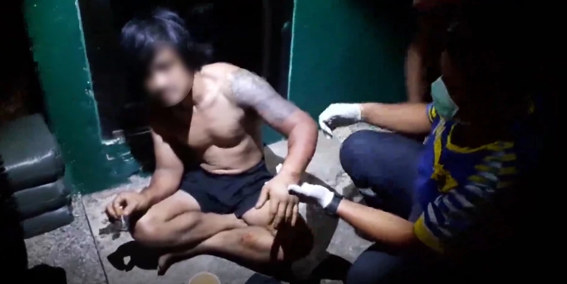 สุดโหด “น้องชายนักการเมือง” จับ “เด็กเลี้ยงวัว” ขังล่ามโซ่ ซ้อมทารุณ