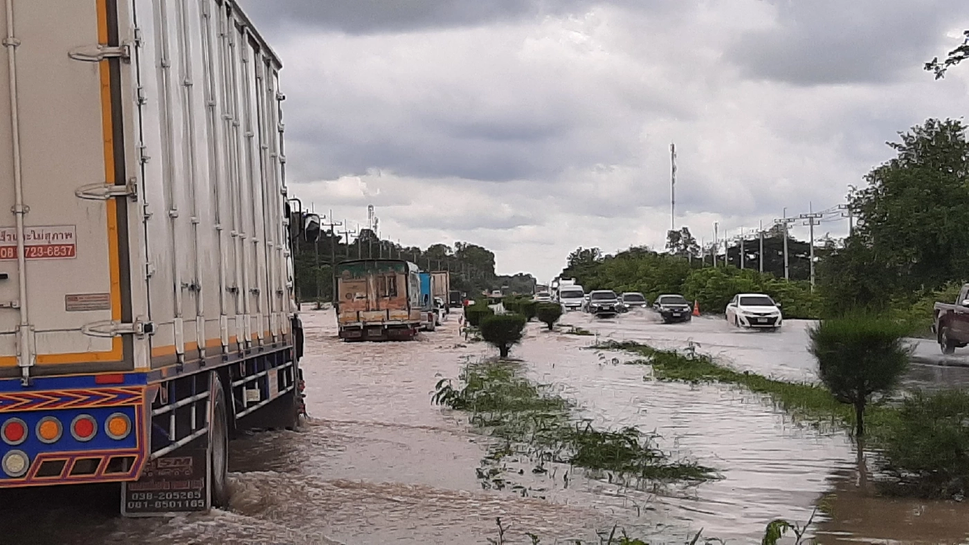 เร่งติดตั้งเครื่องสูบน้ำ ระบายน้ำท่วมถนนมิตรภาพอ.บ้านไผ่