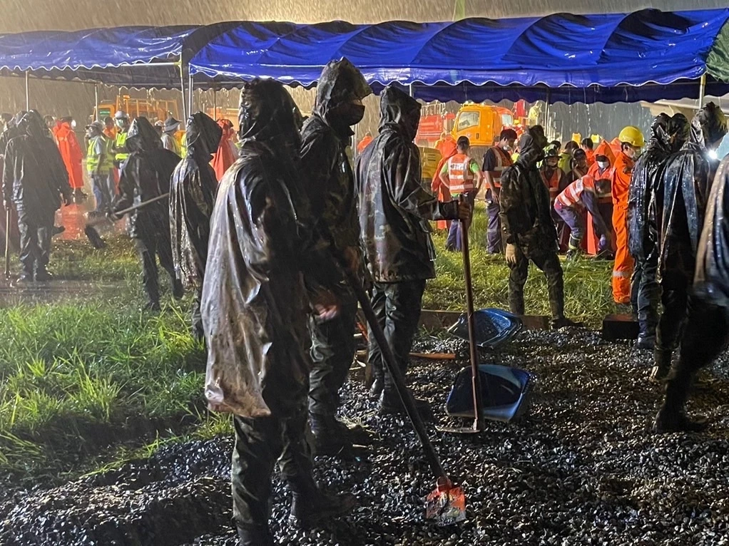 เลื่อนเปิดสนามบินแม่ฟ้าหลวง ถึงวันที่ 5 ส.ค. เหตุฝนตกหนักดินทรุดตัวล้อจม