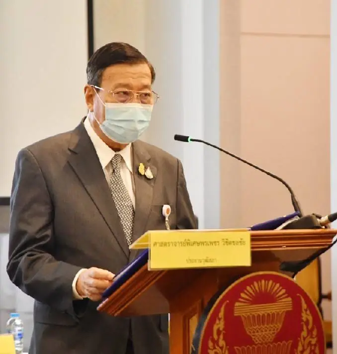 นายพรเพชร วิชิตชลชัย ประธานวุฒิสภา 