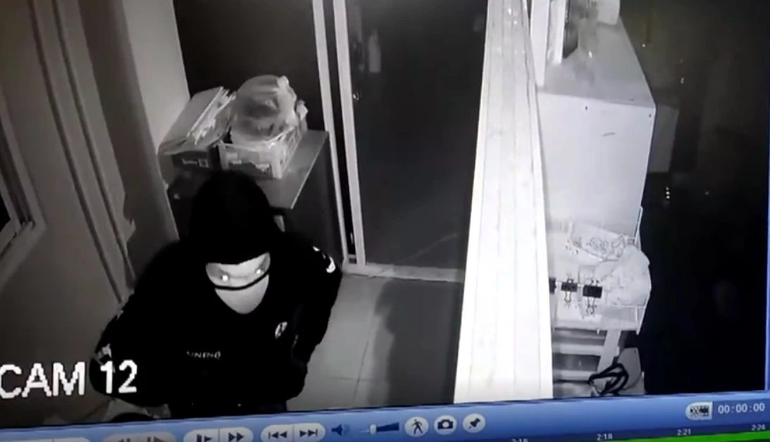 อุกอาจ ! “ไอ้โม่ง” บุกเดี่ยวงัดเซฟห้างดัง กวาด 3 ล้านบาท ก่อนหนีลอยนวล