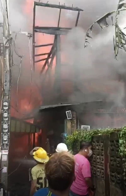 ไฟไหม้ชุมชนปากคลองบางสะแก ย่านตลาดพลู จนท.เร่งดับ 40 นาทีคุมเพลิงได้