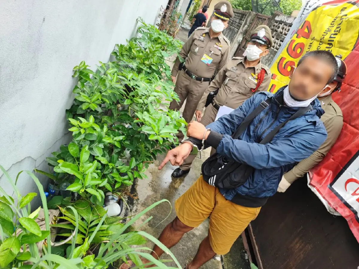 ทำแผนหนุ่มฉกกระเป๋าเจ้าของร้านอะไหล่รถยนต์ย่านเยาวราช สูญ 16 ล้าน (มีคลิป)