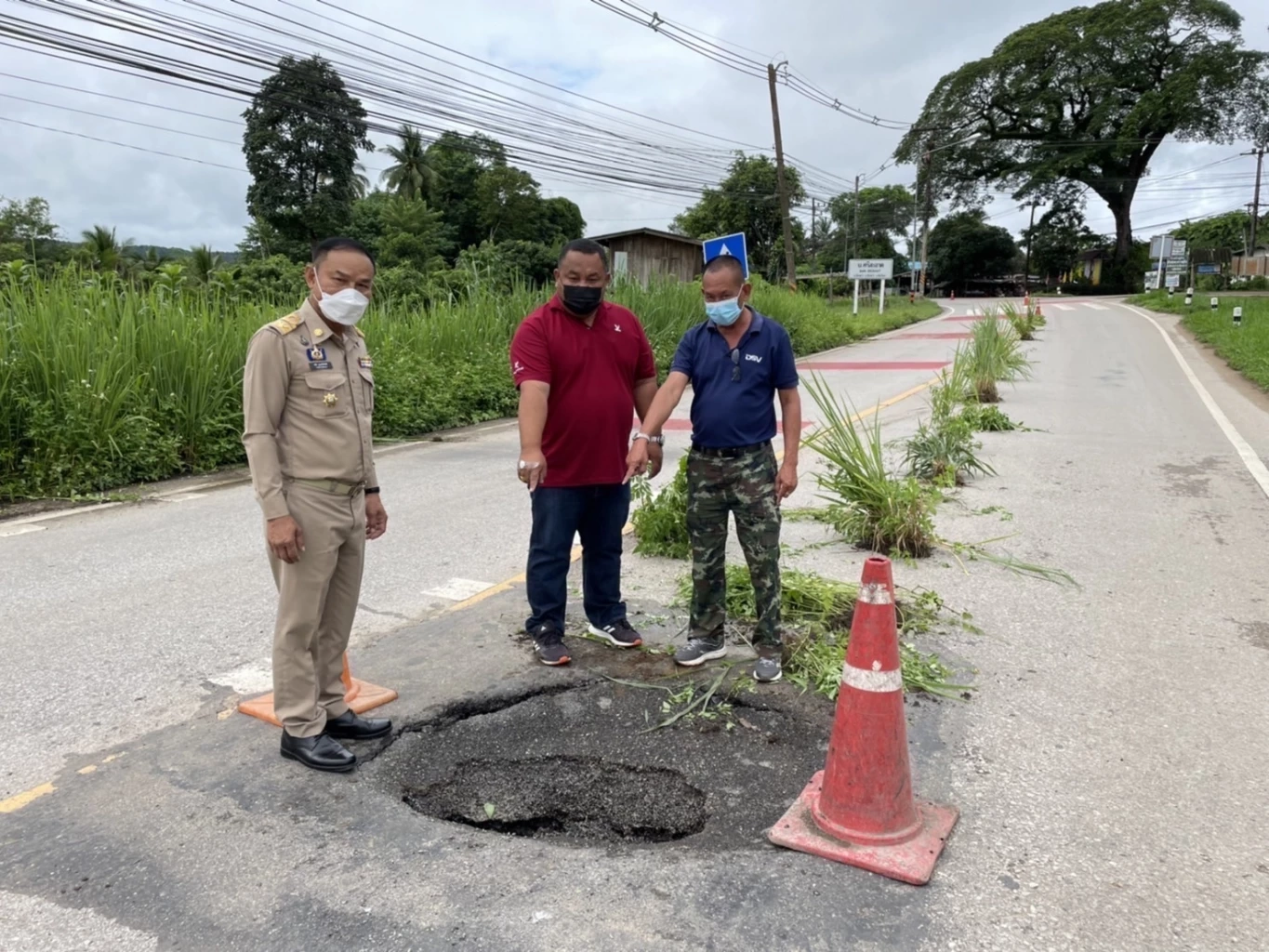 วอนเร่งซ่อมหลุมยุบกลางถนนลึกกว่า 2 เมตร