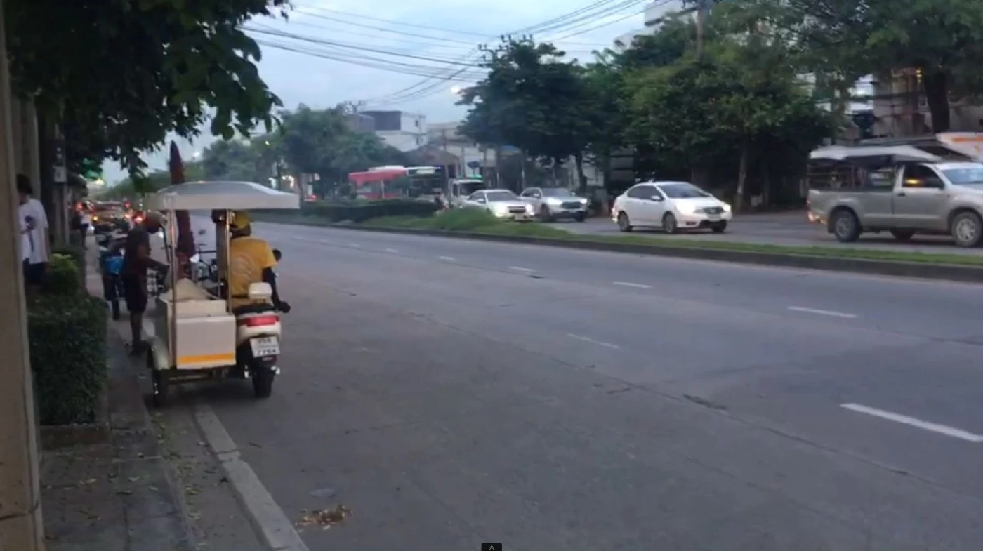 จุดเกิดเหตุ บริเวณปากซอยอ่อนนุช 70/1 หลังเหตุการณ์นักเรียนช่างยกพวกตีกัน