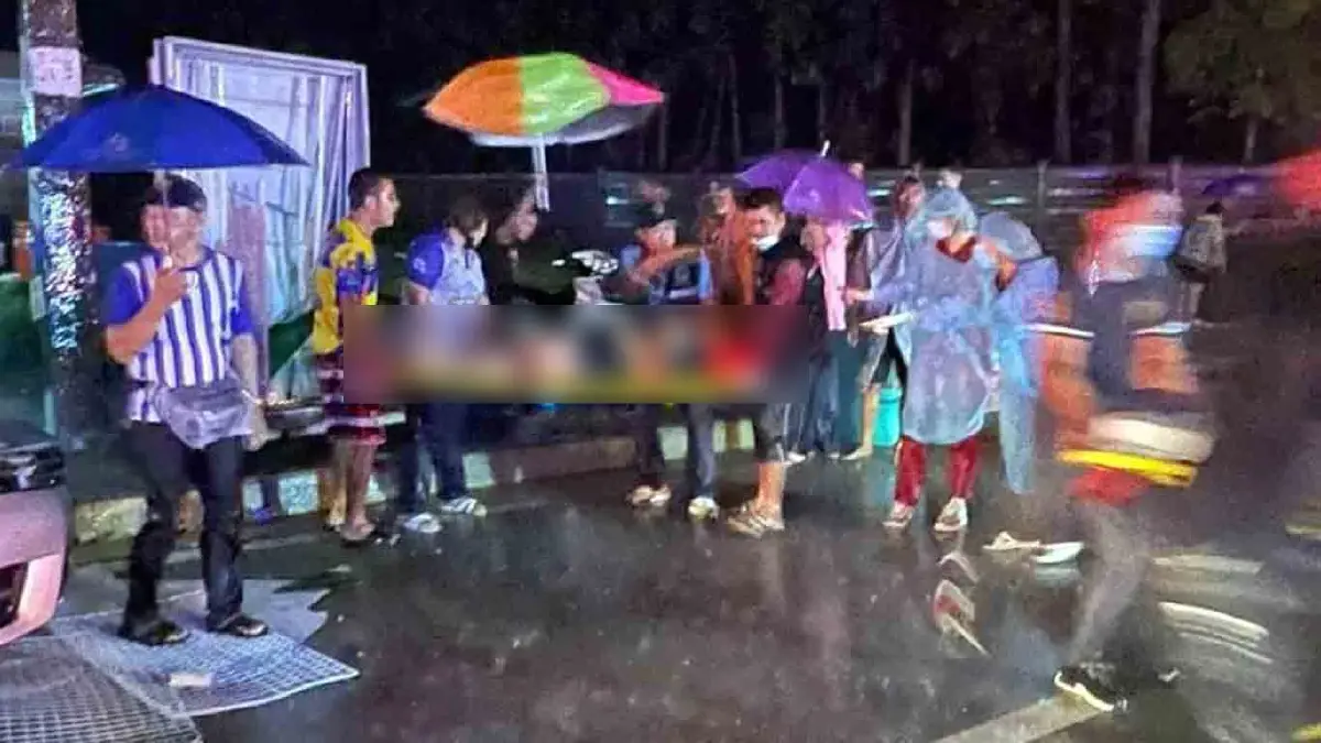 สุดเศร้ารับวันแม่! ม.ปลาย ซิ่งกระบะฝ่าสายฝนพลิกคว่ำดับ 1 เจ็บ 7
