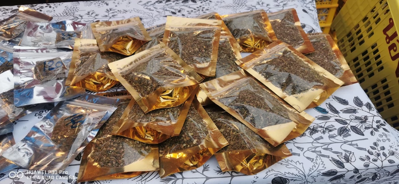 เพจดังโพสต์แซวตลาดนัดสังกะสี มีสินค้าหลากหลาย วางขายบ้องกัญชาโจ๋งครึ่ม