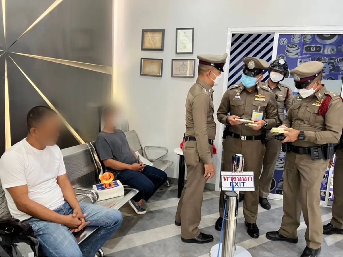 จับ 2 หนุ่มขนเงินดอลลาร์ปลอม 18 ล้านบาท