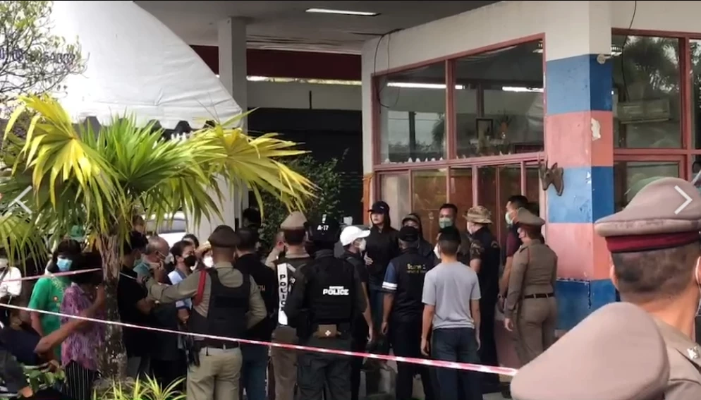 ตร. คุมตัวมือปืนยิง ทนายมานพ ทำแผนชนิดแปลกแหวกแนว ชี้จุดเกิดเหตุบนรถตู้