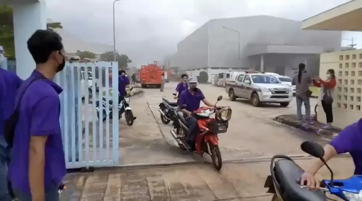 ไฟไหม้โรงผลิตซองบรรจุขนมปราจีนบุรี พนักงาน 100 ชีวิต หนีตายวุ่น