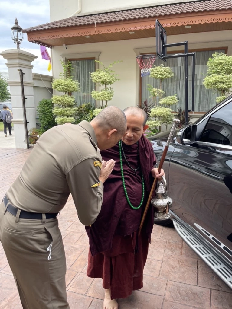 ครูบาบุญชุ่ม กลับเชียงรายแล้ว หลังหายอาพาธ ขอนั่งรถกลับเพื่อโปรดญาติโยม